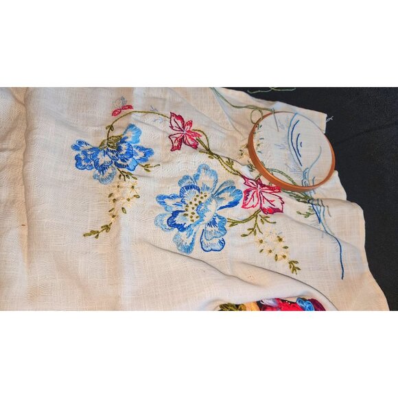 Vintage Floral Embroidery Linen Kit With Threads & Needles - Picture 6 of 10